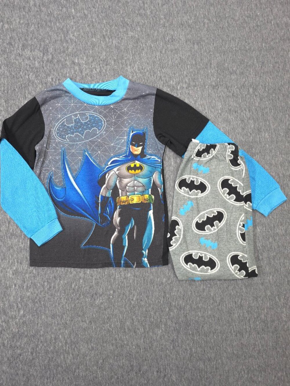 Batman Boys Small Pajama Set Shirt Pants Fuzzy Grip Socks 3 Piece